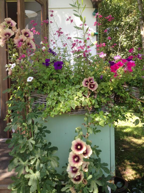 Roulottes Du Rouard Bed & Breakfast Camiers Exterior photo